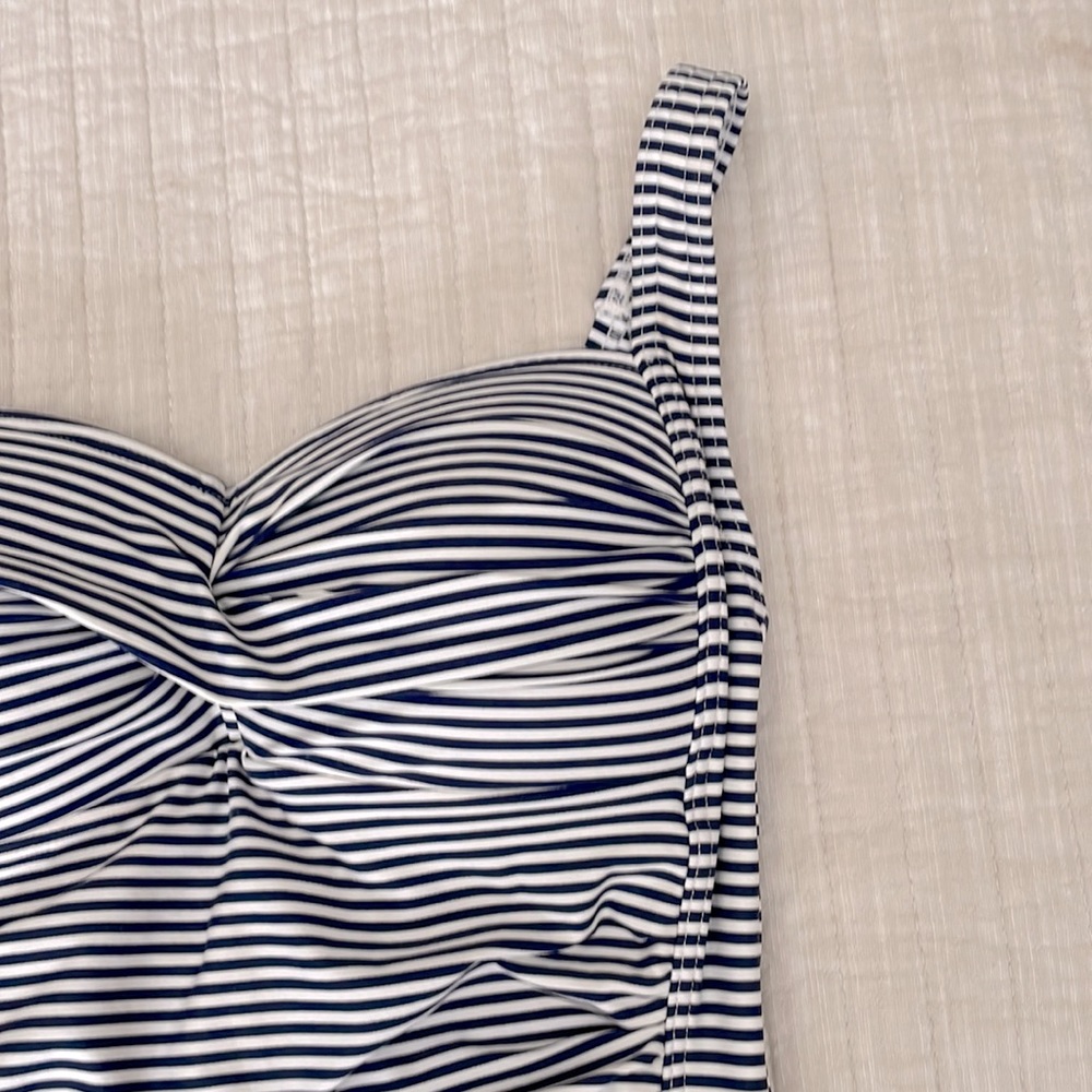 SALE ✨ One Piece Bathing Suit with cups - Size 6